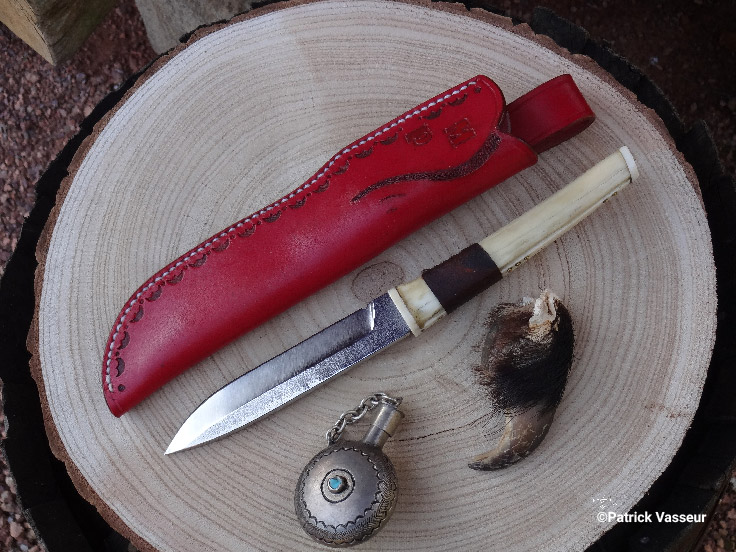 Couteau droit manche en tibia de chevreuil