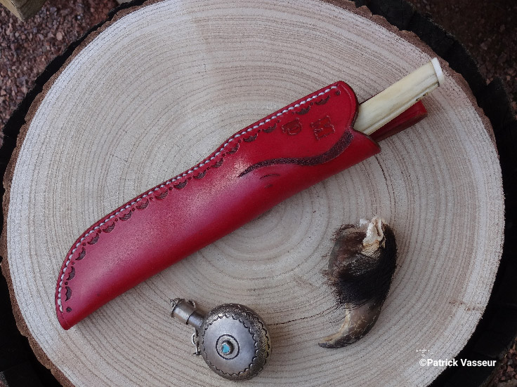 Étui en cuir avec repoussage